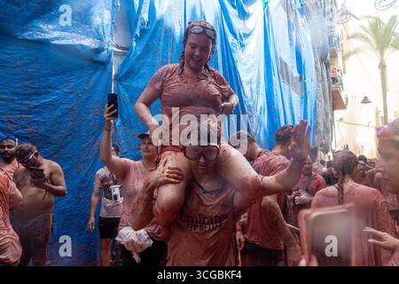 Madrid, Spanien. August 2025. 78. Jährliches Festival „La Tomatina“ in Buñol, Valencia. Die Organisatoren der Veranstaltung haben die Markteinführung von 120 Tonnen Tomaten bestätigt, die in sechs Lkws verteilt werden. Quelle: D. Canales Carvajal/Alamy Live News Stockfoto