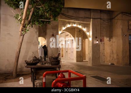 Al Seef Heritage District in Dubai mit traditioneller Architektur, Blick auf das Wasser, Geschäften und kulturellem Charme. Stockfoto