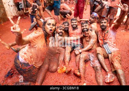 Madrid, Spanien. August 2025. 78. Jährliches Festival „La Tomatina“ in Buñol, Valencia. Die Organisatoren der Veranstaltung haben die Markteinführung von 120 Tonnen Tomaten bestätigt, die in sechs Lkws verteilt werden. Quelle: D. Canales Carvajal/Alamy Live News Stockfoto
