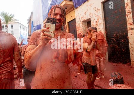 Madrid, Spanien. August 2025. 78. Jährliches Festival „La Tomatina“ in Buñol, Valencia. Die Organisatoren der Veranstaltung haben die Markteinführung von 120 Tonnen Tomaten bestätigt, die in sechs Lkws verteilt werden. Quelle: D. Canales Carvajal/Alamy Live News Stockfoto
