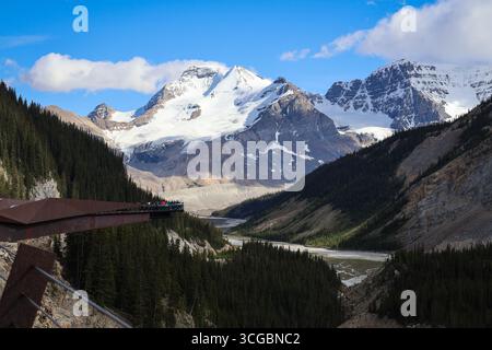Columbia Icefield Skywalk Glasbrücke mit Blick auf Gletscher und zerklüftete Klippen entlang des Icefields Parkway im Jasper National Park. Stockfoto