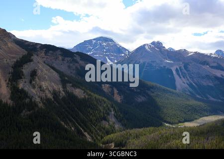 Columbia Icefield Skywalk Glasbrücke mit Blick auf Gletscher und zerklüftete Klippen entlang des Icefields Parkway im Jasper National Park. Stockfoto