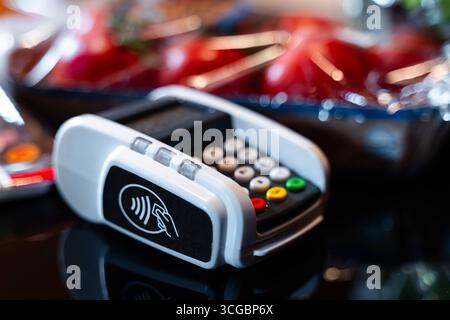 Bayern, Deutschland - 27. August 2025: Ein moderner Kartenleser mit NFC-Funktionalität ermöglicht kontaktloses, bargeldloses Bezahlen. Darstellung moderner Zahlungstechnologien und digitaler Transaktionen im Alltag. *** Ein modernes Kartenlesegerät mit NFC-Funktion ermöglicht kontaktlose, bargeldlose bezahlen. Darstellung moderner Zahlungstechnologien und digitale Transaktionen im Alltag. Stockfoto