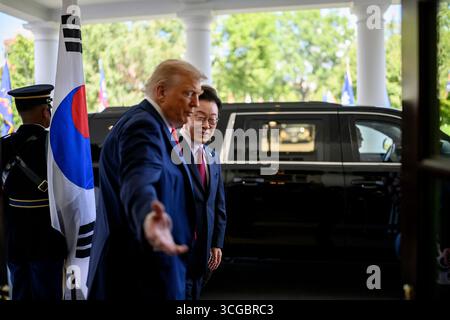 Washington, Usa. August 2025. US-Präsident Donald Trump, links, grüßt den südkoreanischen Präsidenten Lee Jae-myung, rechts, bei der Ankunft am Eingang des Weißen Hauses im Westflügel, 25. August 2025 in Washington, DC Credit: Daniel Torok/White House Photo/Alamy Live News Stockfoto