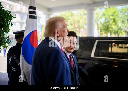 Washington, Usa. August 2025. US-Präsident Donald Trump, links, grüßt den südkoreanischen Präsidenten Lee Jae-myung, rechts, bei der Ankunft am Eingang des Weißen Hauses im Westflügel, 25. August 2025 in Washington, DC Credit: Daniel Torok/White House Photo/Alamy Live News Stockfoto