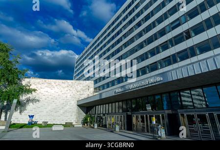 Hauptgebäude der TU Berlin (Technische Universität) mit Sommerhimmel und Wolken in Charlottenburg. Stockfoto