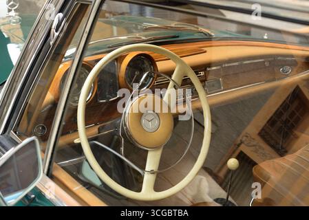 Innenraum eines alten Mercedes-Benz in Ávila, Spanien. Stockfoto