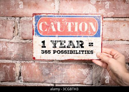 Motivationskonzept Für Das Neue Jahr. 365 Möglichkeiten Schild auf Backsteinwand Hintergrund gehalten. Stockfoto