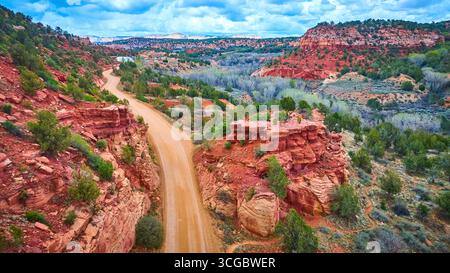 Red Rock Canyon Winding Dirt Road und Desert Wilderness Utah Stockfoto