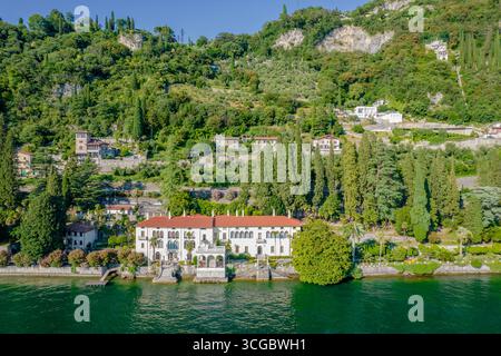 Villa Monastero, Varenna, Lombardei, Italien. Drohnenblick auf die Villa an der Küste des Comer Sees Stockfoto