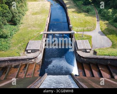 Thruscross-Überlauf und Abfluss in den River Washburn. Stockfoto