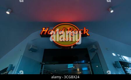 Neon Hard Rock Cafe Schild leuchtet über dem Eingang am Kurfürstendamm, Berlin - ein Wahrzeichen Café seit 1992. Stockfoto