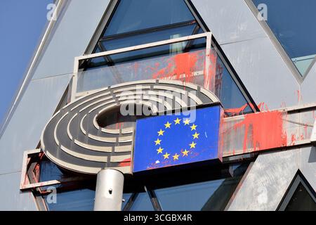Rote Lackschäden am EU-Logo beim Verbindungsbüro der Europäischen Kommission und des Europäischen Parlaments in Sofia, Bulgarien, Osteuropa, Balkan, EU Stockfoto