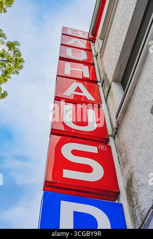 Das BAUHAUS-Logo in vertikaler Schrift auf der Seite eines Gebäudes Stockfoto