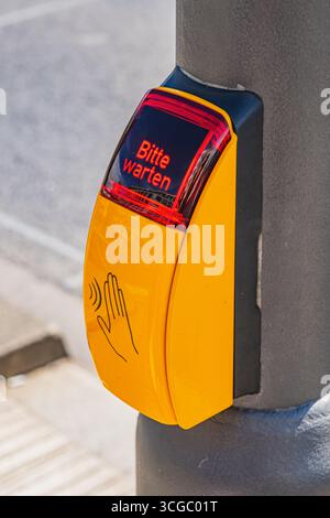 Eine hellgelbe Fußgängertaste zum Überqueren einer Straße Stockfoto