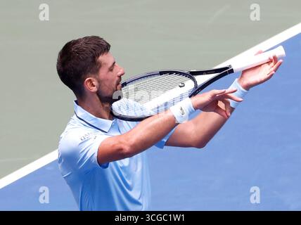 Flushing Meadow, Usa. August 2025. Novak Djokovic aus Serbien feiert mit Violine auf seinem Tennisschläger, nachdem er Zachary Svajda in seinem zweiten Runde-Spiel im Arthur Ashe Stadium am 4. Tag bei der US Open Tennis Championship 2025 im Billie Jean King National Tennis Center in New York City am Mittwoch, den 27. August 2025 besiegt hatte. Foto: John Angelillo/UPI Credit: UPI/Alamy Live News Stockfoto