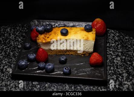 Hausgemachter Käsekuchen mit Beeren, Foto für ein Dessertrezept Stockfoto