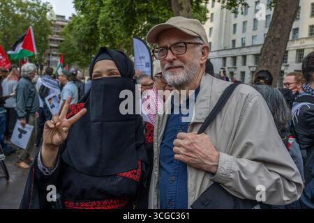 Die National Union of Journalists (NUJ) verurteilte vor der Downing Street 10 in London die Ermordung von Journalisten in Gaza. Die Demonstration zeigte den jüngsten israelischen Angriff auf ein Krankenhaus im südlichen Gaza-Streifen, wo mehrere Reporter zu den Opfern zählten. Journalisten und Unterstützer forderten die britische Regierung auf, Maßnahmen zu ergreifen und die Pressefreiheit zu schützen. Stockfoto