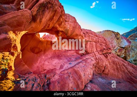 Red Sandstone Arch Formation mit strukturierten Felsen und Blue Sky Stockfoto