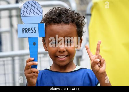 London, Großbritannien. August 2025. Aktivisten von "Eltern für Palästina" veranstalten vor dem Hauptquartier der BBC eine von Kindern geführte Kundgebung mit Kindern, die eine "Pressekonferenz" abhalten und Erklärungen und Gedichte über Gaza lesen, wo Tausende von Kindern und über 200 Journalisten von Israel getötet wurden. Die Kundgebung kritisierte die Berichterstattung der BBC über Israels Krieg gegen Gaza und folgte auf einen Brief von mehr als 100 Mitarbeitern der BBC an den Generaldirektor, in dem sie sich beschwerten, dass ihre Leistung "durch antipalästinensischen Rassismus definiert werden kann". Quelle: Ron Fassbender/Alamy Live News Stockfoto