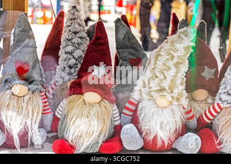 Weihnachtszwerge auf grauem Hintergrund. Vorbereitung auf Weihnachten und Neujahr Stockfoto