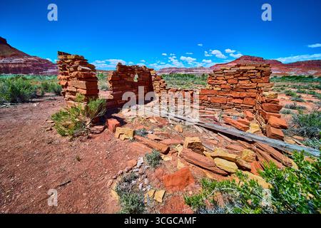 Verlassene Steinruinen in Wüstenlandschaft nahe Paria Utah unter dem blauen Himmel Stockfoto
