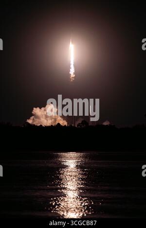 Cape Canaveral, Vereinigte Staaten von Amerika. August 2025. Am 24. August 2025 im Kennedy Space Center in Cape Canaveral, Florida, startet eine SpaceX Falcon 9-Rakete mit dem unbemannten CRS-33 Dragon vom Launch Complex 40. Das Frachtschiff transportiert 5.100 Pfund Vorräte, darunter 1.500 Tortillas, auf der 33. SpaceX-Frachtmission zum umlaufenden Labor. Quelle: Robert Mason/US Space Force/Alamy Live News Stockfoto