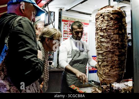 Istanbul, Truthahn, 8. Mai 2018, Chef bereitet Fleisch Hühnchen Denier auf Spit Barbecue zu Stockfoto
