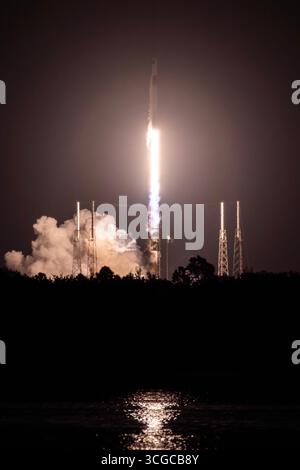 Cape Canaveral, Vereinigte Staaten von Amerika. August 2025. Am 24. August 2025 im Kennedy Space Center in Cape Canaveral, Florida, startet eine SpaceX Falcon 9-Rakete mit dem unbemannten CRS-33 Dragon vom Launch Complex 40. Das Frachtschiff transportiert 5.100 Pfund Vorräte, darunter 1.500 Tortillas, auf der 33. SpaceX-Frachtmission zum umlaufenden Labor. Quelle: Robert Mason/US Space Force/Alamy Live News Stockfoto