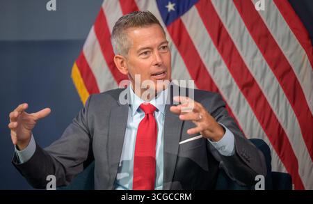 Washington, Vereinigte Staaten von Amerika. 18. Juli 2025. Sean Duffy, der amtierende NASA-Administrator, hält während eines Treffens mit Casey Swails, dem stellvertretenden NASA-Administrator im Mary W. Jackson NASA Headquarters Building, am 18. Juli 2025 in Washington, D.C. Credit: Bill Ingalls/NASA/Alamy Live News Stockfoto