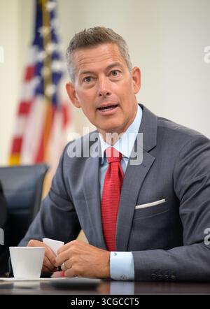 Washington, Vereinigte Staaten von Amerika. 18. Juli 2025. Sean Duffy, der amtierende NASA-Administrator, hält während eines Treffens mit Casey Swails, dem stellvertretenden NASA-Administrator im Mary W. Jackson NASA Headquarters Building, am 18. Juli 2025 in Washington, D.C. Credit: Bill Ingalls/NASA/Alamy Live News Stockfoto