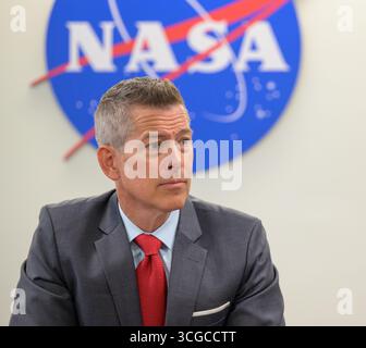 Washington, Vereinigte Staaten von Amerika. 18. Juli 2025. Sean Duffy, der amtierende NASA-Administrator, hält während eines Treffens mit Casey Swails, dem stellvertretenden NASA-Administrator im Mary W. Jackson NASA Headquarters Building, am 18. Juli 2025 in Washington, D.C. Credit: Bill Ingalls/NASA/Alamy Live News Stockfoto