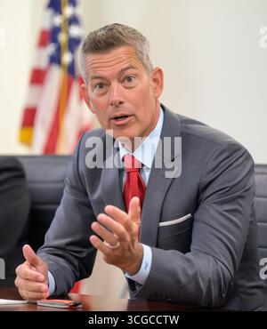 Washington, Vereinigte Staaten von Amerika. 18. Juli 2025. Sean Duffy, der amtierende NASA-Administrator, hält während eines Treffens mit Casey Swails, dem stellvertretenden NASA-Administrator im Mary W. Jackson NASA Headquarters Building, am 18. Juli 2025 in Washington, D.C. Credit: Bill Ingalls/NASA/Alamy Live News Stockfoto