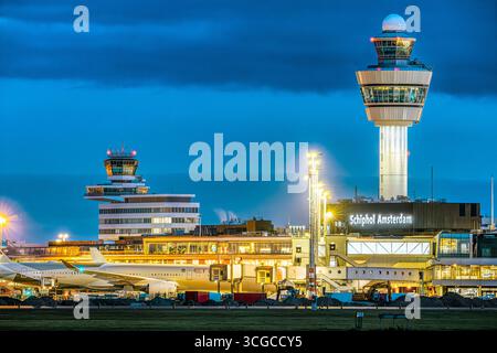 Flughafen Schiphol Luftverkehrskontrollturm des internationalen Flughafens Schiphol Amsterdam bei Nacht. Flughafentürme am Flughafen Amsterdam Schiphol. Stockfoto