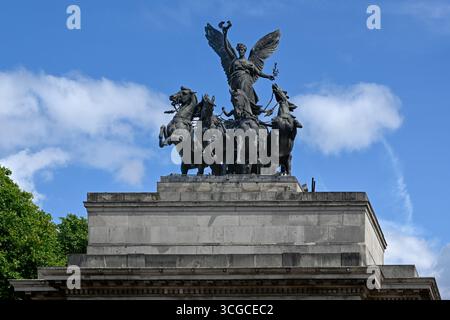 LONDON, Großbritannien - 07. JULI 2025: Nahaufnahme der geflügelten Göttin nike Quadriga Statue (von Captain Adrian Jones) auf Wellington Arch in Hyde Park Corner, Mayf Stockfoto