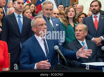 Austin, Usa. August 2025. US-Gesundheitsminister ROBERT F. KENNEDY, JR. (l) spricht mit der Presse im Texas Capitol, als Gouverneur GREG ABBOTT am 27. August 2025 drei gesundheitsbezogene Gesetzesvorlagen unterzeichnet, die Zusatzstoffe regulieren und Sozialleistungen für zuckerhaltige Snacks und andere Gesundheitsmaßnahmen verbieten. Quelle: Bob Daemmrich/Alamy Live News Stockfoto