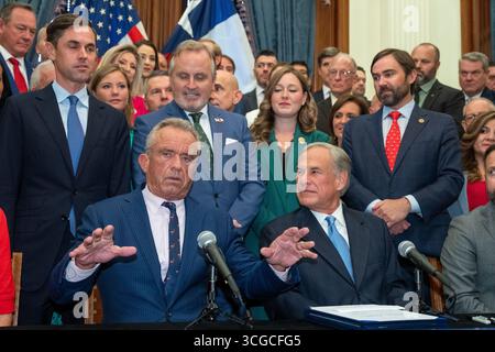 Austin, Usa. August 2025. US-Gesundheitsminister ROBERT F. KENNEDY, JR. (l) spricht mit der Presse im Texas Capitol, als Gouverneur GREG ABBOTT am 27. August 2025 drei gesundheitsbezogene Gesetzesvorlagen unterzeichnet, die Zusatzstoffe regulieren und Sozialleistungen für zuckerhaltige Snacks und andere Gesundheitsmaßnahmen verbieten. Quelle: Bob Daemmrich/Alamy Live News Stockfoto