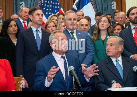 Austin, Usa. August 2025. US-Gesundheitsminister ROBERT F. KENNEDY, JR. (l) spricht mit der Presse im Texas Capitol, als Gouverneur GREG ABBOTT am 27. August 2025 drei gesundheitsbezogene Gesetzesvorlagen unterzeichnet, die Zusatzstoffe regulieren und Sozialleistungen für zuckerhaltige Snacks und andere Gesundheitsmaßnahmen verbieten. Quelle: Bob Daemmrich/Alamy Live News Stockfoto