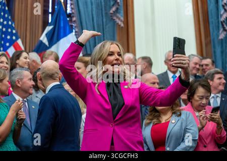 Austin, Usa. August 2025. Der Staatsreporter SHELLEY LUTHER, R-Tom Bean, posiert für ein Video im Texas Capitol, als Gouverneur Greg Abbott (nicht gezeigt) am 27. August 2025 drei Gesundheitsgesetze unterzeichnet, die Zusatzstoffe regulieren und Wohlfahrtsleistungen verbieten, um für zuckerhaltige Snacks und andere Gesundheitsmaßnahmen zu bezahlen. Quelle: Bob Daemmrich/Alamy Live News Stockfoto