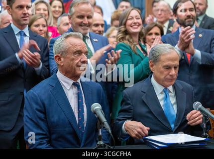 Austin, Usa. August 2025. US-Gesundheitsminister ROBERT F. KENNEDY, JR. (l) spricht mit der Presse im Texas Capitol, als Gouverneur GREG ABBOTT am 27. August 2025 drei gesundheitsbezogene Gesetzesvorlagen unterzeichnet, die Zusatzstoffe regulieren und Sozialleistungen für zuckerhaltige Snacks und andere Gesundheitsmaßnahmen verbieten. Quelle: Bob Daemmrich/Alamy Live News Stockfoto