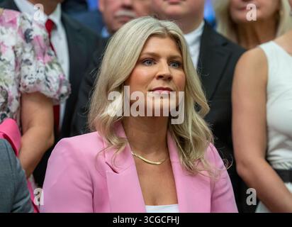 Austin, Usa. August 2025. Der Staatsreporter LACEY HULL, R-Houston, schaut auf das Texas Capitol, als Gouverneur Greg Abbott (nicht gezeigt) am 27. August 2025 drei gesundheitsbezogene Gesetze unterzeichnet hat, die Zusatzstoffe regulieren und Wohlfahrtsleistungen für zuckerhaltige Snacks und andere Gesundheitsmaßnahmen verbieten. Quelle: Bob Daemmrich/Alamy Live News Stockfoto