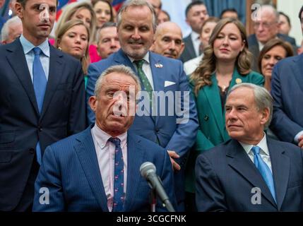 Austin, Usa. August 2025. US-Gesundheitsminister ROBERT F. KENNEDY, JR.(l) spricht vor der Presse im Texas Capitol, als Gouverneur GREG ABBOTT am 27. August 2025 drei gesundheitsbezogene Gesetze unterzeichnet, die Zusatzstoffe regulieren und Wohlfahrtsleistungen für zuckerhaltige Snacks und andere Gesundheitsmaßnahmen verbieten. Quelle: Bob Daemmrich/Alamy Live News Stockfoto