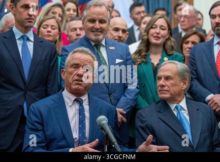 Austin, Usa. August 2025. US-Gesundheitsminister ROBERT F. KENNEDY, JR.(l) spricht vor der Presse im Texas Capitol, als Gouverneur GREG ABBOTT am 27. August 2025 drei gesundheitsbezogene Gesetze unterzeichnet, die Zusatzstoffe regulieren und Wohlfahrtsleistungen für zuckerhaltige Snacks und andere Gesundheitsmaßnahmen verbieten. Quelle: Bob Daemmrich/Alamy Live News Stockfoto