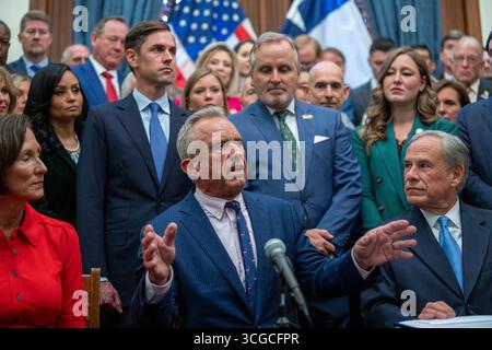 Austin, Usa. August 2025. US-Gesundheitsminister ROBERT F. KENNEDY, JR.(c) spricht vor der Presse im Texas Capitol, als Gouverneur GREG ABBOTT am 27. August 2025 drei gesundheitsbezogene Gesetze unterzeichnet, die Zusatzstoffe regulieren und Wohlfahrtsleistungen für zuckerhaltige Snacks und andere Gesundheitsmaßnahmen verbieten. Quelle: Bob Daemmrich/Alamy Live News Stockfoto
