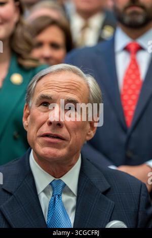 Austin, Usa. August 2025. Der Gouverneur von Texas GREG ABBOTT beantwortet Fragen der Presse, nachdem er am 27. August 2025 drei gesundheitsbezogene Gesetze unterzeichnet hat, die Zusatzstoffe regulieren und Wohlfahrtsleistungen für zuckerhaltige Snacks und andere Gesundheitsmaßnahmen verbieten. Quelle: Bob Daemmrich/Alamy Live News Stockfoto