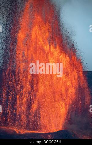 Der Brunnen mit heißer Lava ragt über 1000 Meter von der Caldera des Halemaumau-Kraters, dem Kilauea-Vulkan, dem Hawaii Volcanoes-Nationalpark, Hawaii Island Stockfoto