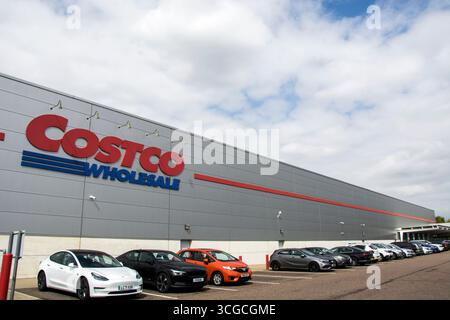 Nur eine Mitgliedschaft in einem großen Lagerlager Club Einzelhandelsgeschäfte, Costco Großhandelsgeschäft in der ganzen Ansicht und blauer bewölkter Himmel Stockfoto