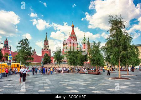 Wunderschöner Blick auf den Moskauer Kreml und die Pokrowski-Kathedrale im Sommer: Moskau, Russland - 03. August 2022 Stockfoto