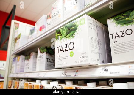 Los Angeles, Kalifornien, USA - 19.02.2020: Eine Ansicht mehrerer Kisten Tazo Teebeutel in einem örtlichen Lebensmittelgeschäft. Stockfoto