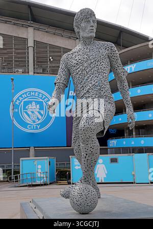 Statue von David Silva vor dem Etihad Stadium in Ost-Manchester, England, Großbritannien. Die Skulptur erinnert an Silvas Beitrag zum MCFC Stockfoto